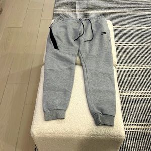 Nike men’s Grey Joggers, M